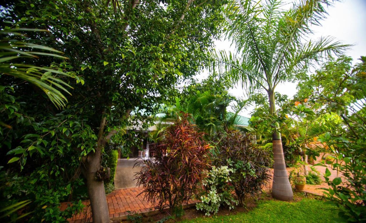 Dzimbahwe Guest Lodge Victoria Falls Exterior photo